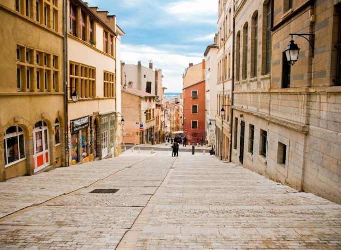 Discover the world with a guide